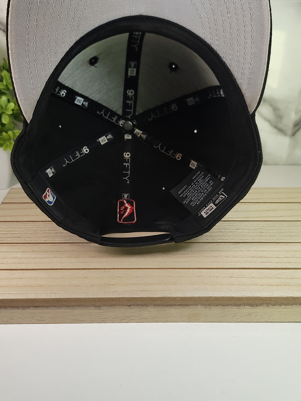 Toronto Raptors Black Cap with Red Embroidered Basketball Red Logo Snapback - Picture 5 of 8